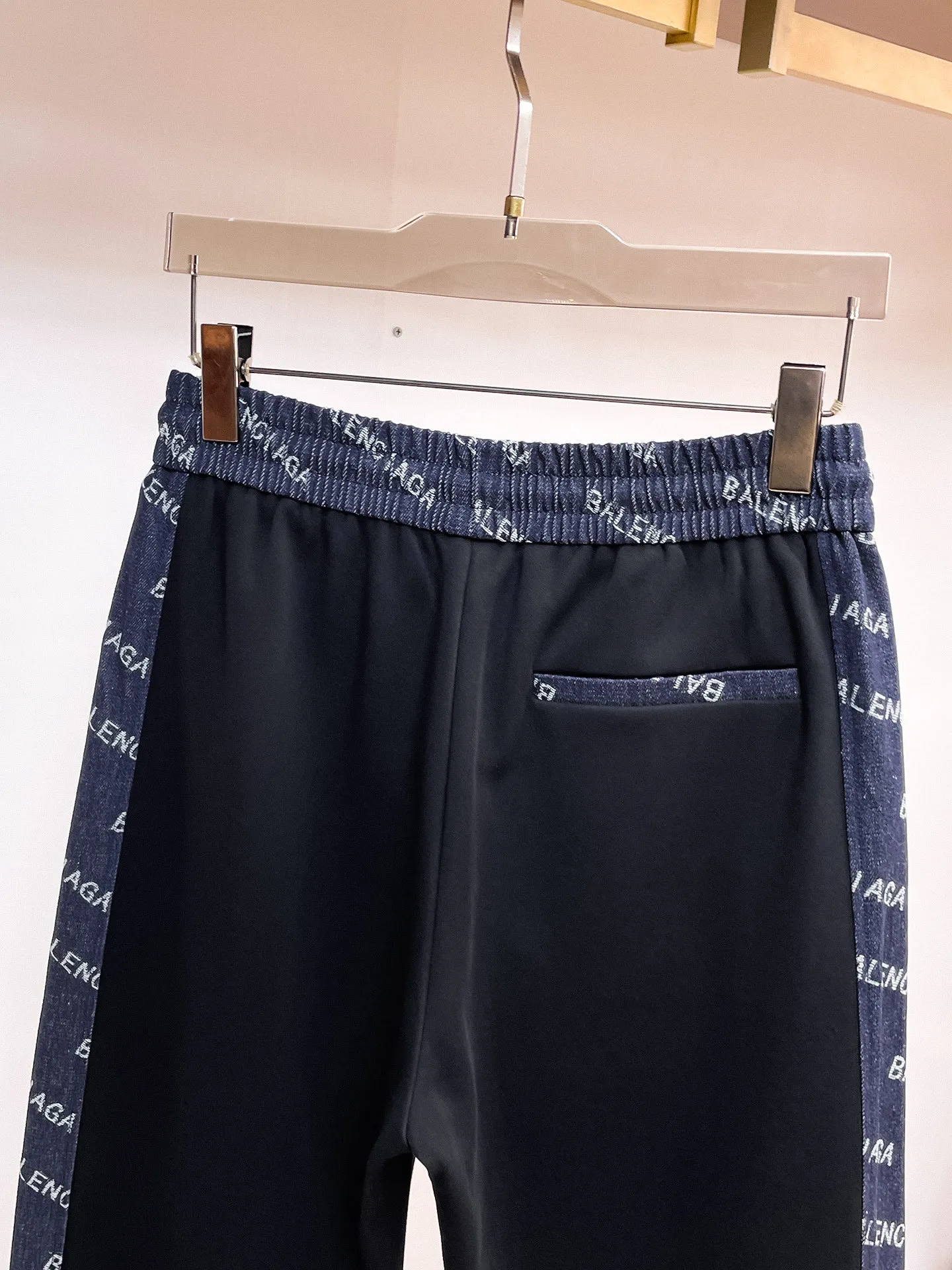 Balenciaga 🆕2026 Autumn and Winter New Arrival Casual Pants! The official website will be released simultaneously. Brand Classic LOGO casual pants, customized fabrics, excellent comfort and strong touch. Highly recognisable, perfect appearance and craftsmanship. Size:M-3XL